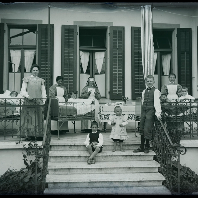 Pflegerinnen und Kinder, Kinderkurheim im Ägerital, ca. 1908. Bild: Fotostudio Bürgi. Quelle: Staatsarchiv Zug, P 132