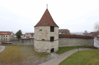 Besuchende erhalten einen Einblick in die kürzliche abgeschlossene Sanierung der Stadtmauer und können den Huwilerturm sowie den angrenzenden Mauerabschnitt mit noch erhaltenem Wehrgang besichtigen. Foto: ADA Zug