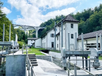 Im Lorzentobel können die alte Lorzentobelbrücke, die aktuell saniert wird, und das Wasserkraftwerk Lorzentobel besichtigt werden. Die Platzzahl ist beschränkt. Für die Teilnahme ist bei beiden Führungen eine Anmeldung erforderlich. Foto: ADA Zug