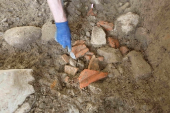 Cham-Äbnetwald, archäologische Rettungsgrabung. Beim Freilegen der römischen Gebäudereste finden sich zahlreiche Fragmente von Ziegeln und Geschirrkeramik. (Foto ADA Zug, David Jecker)