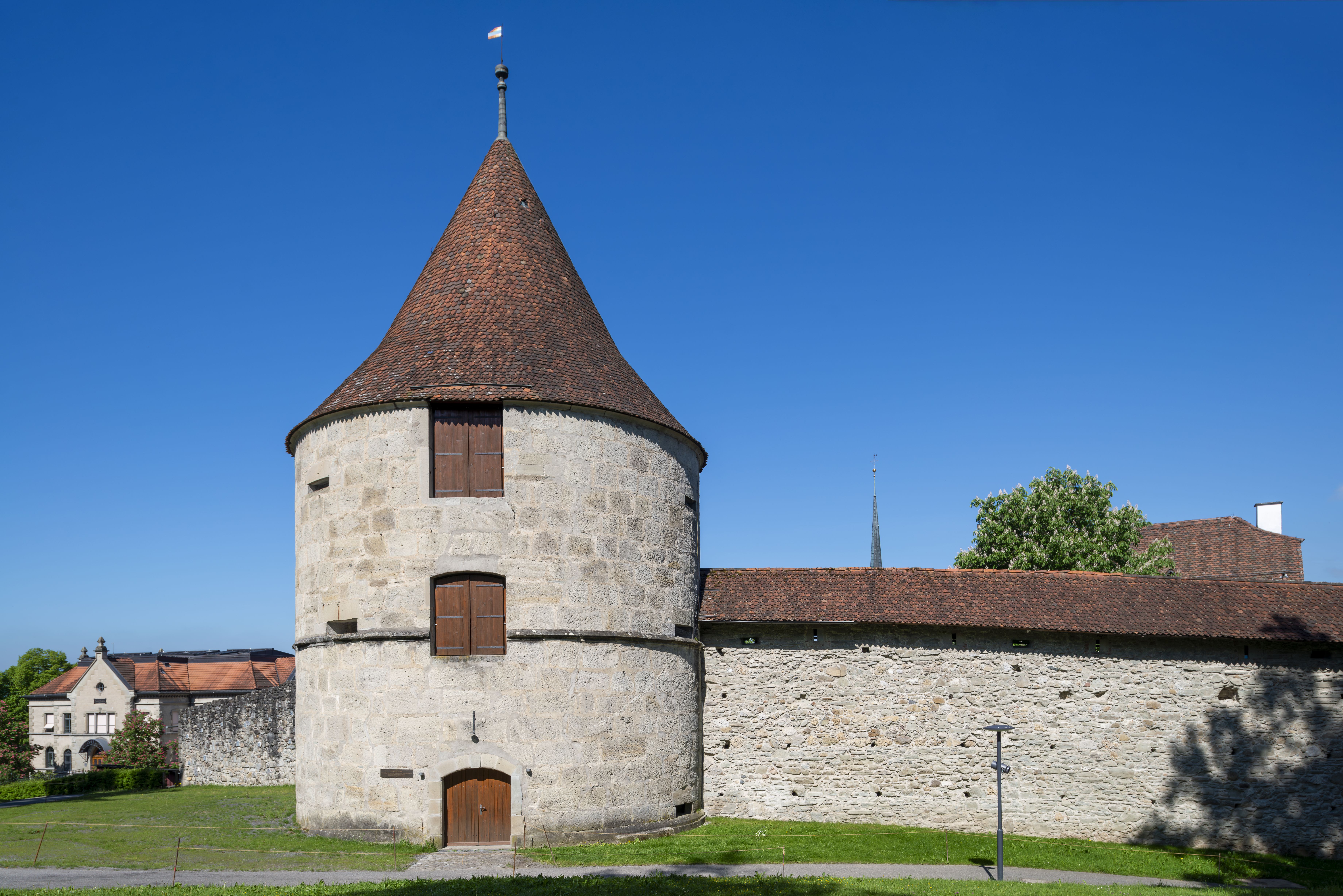 Aussenansicht mit Turm und Mauer