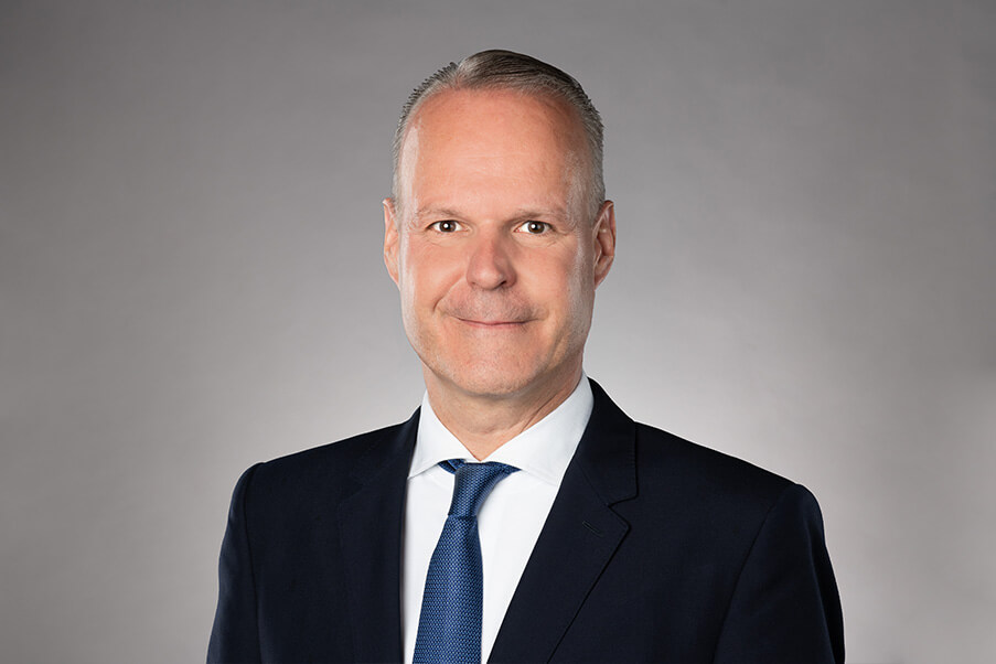 Foto 2: Porträt Stephan Schleiss mit Krawatte