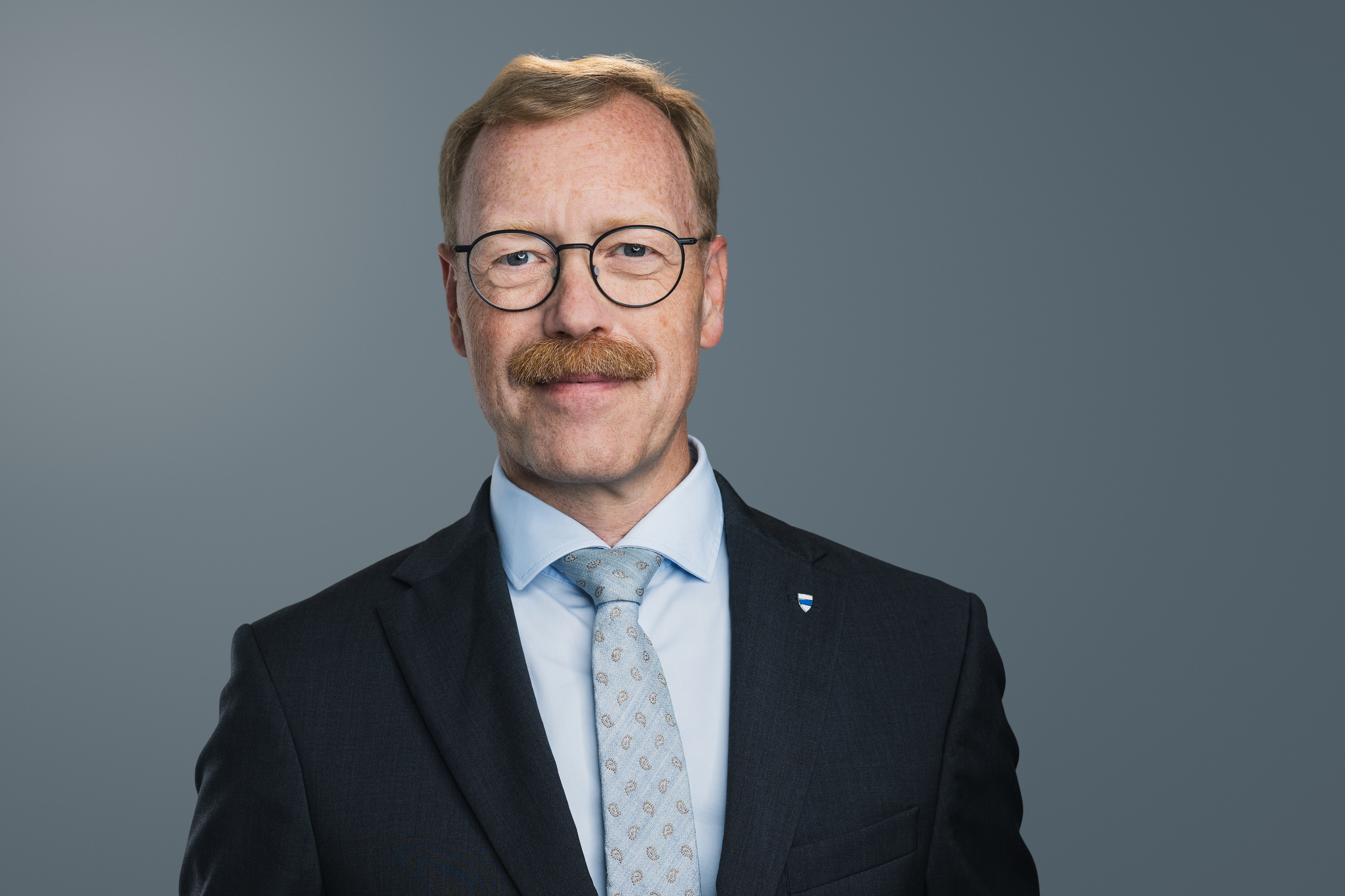 Foto 2: Andreas Hostettler, Porträt quer, mit Krawatte