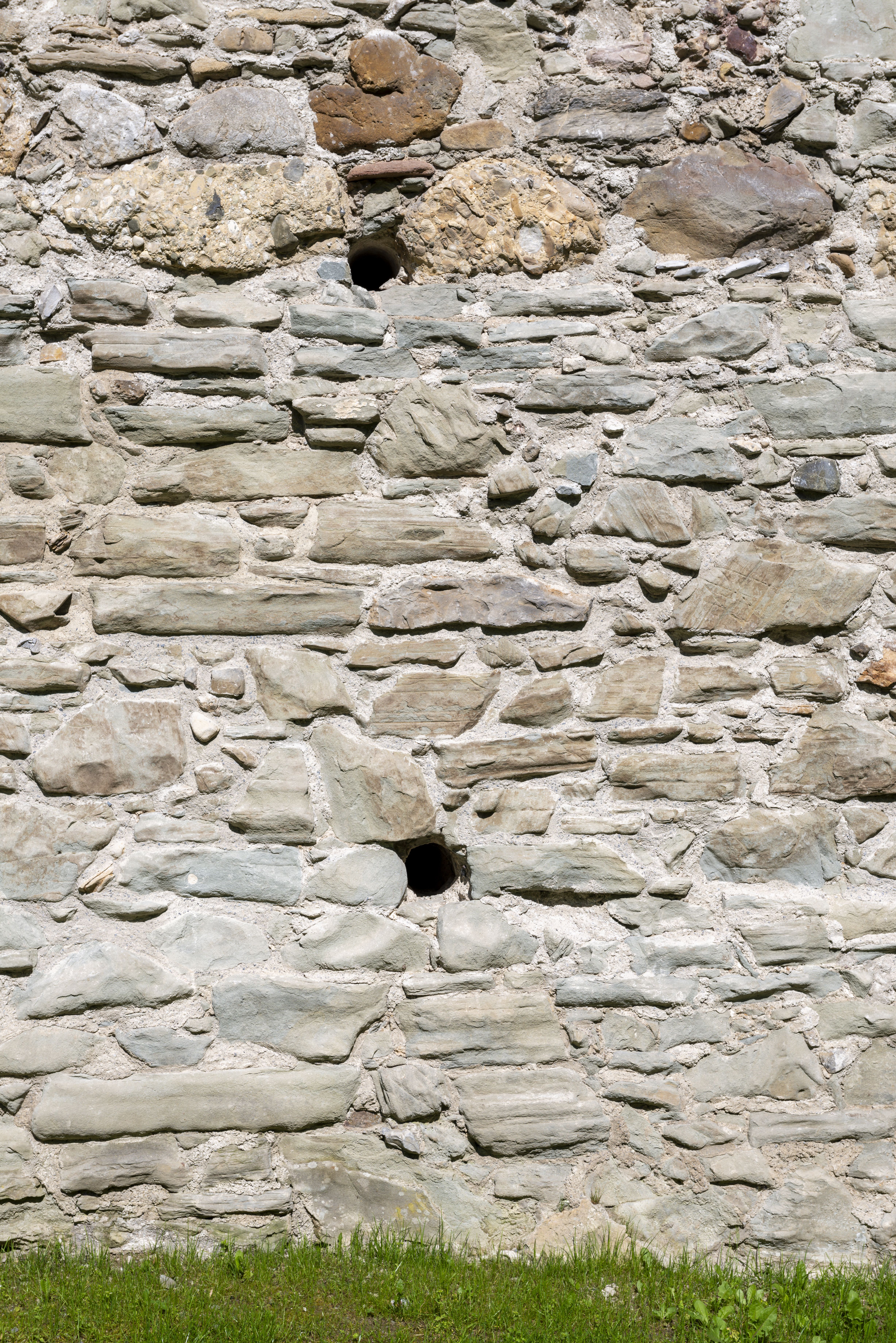 Mauerwerk mit Löchern