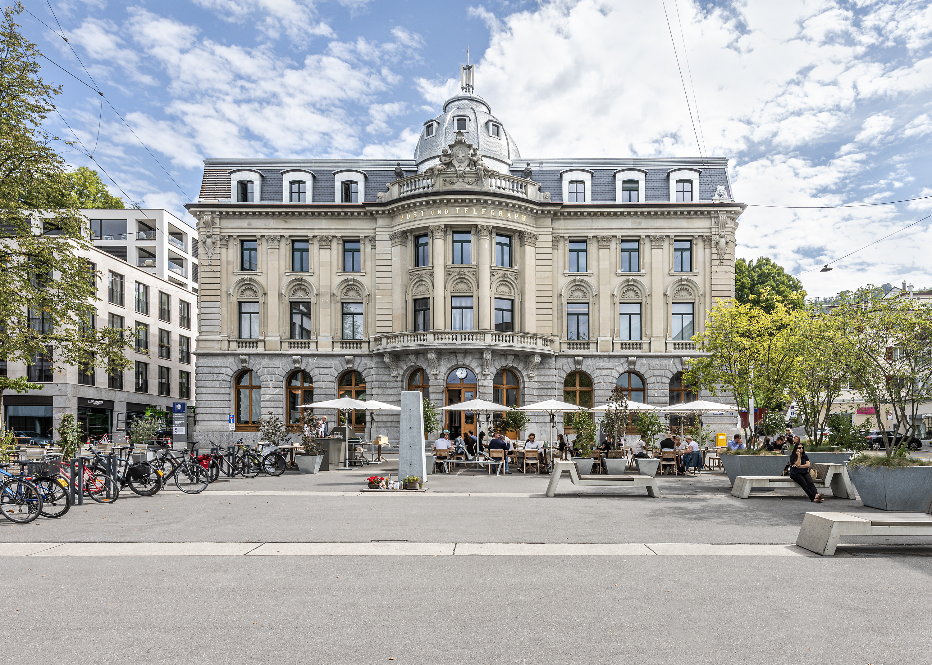 Gesamtansicht der Post von Westen mit Postplatz im Vordergrund